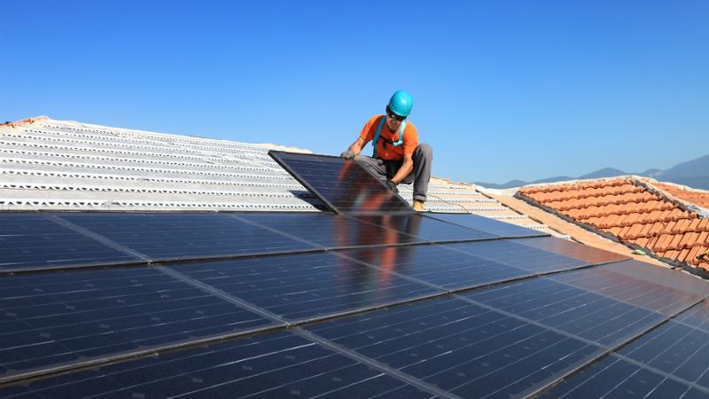 Ofertas de empleo para ‘montadores de paneles fotovoltaicos’ y ‘oficiales electricistas’