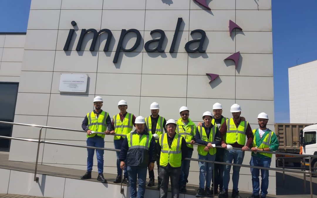 Alumnos de Mecatrónica visitan las instalaciones de Impala en el puerto de Huelva.