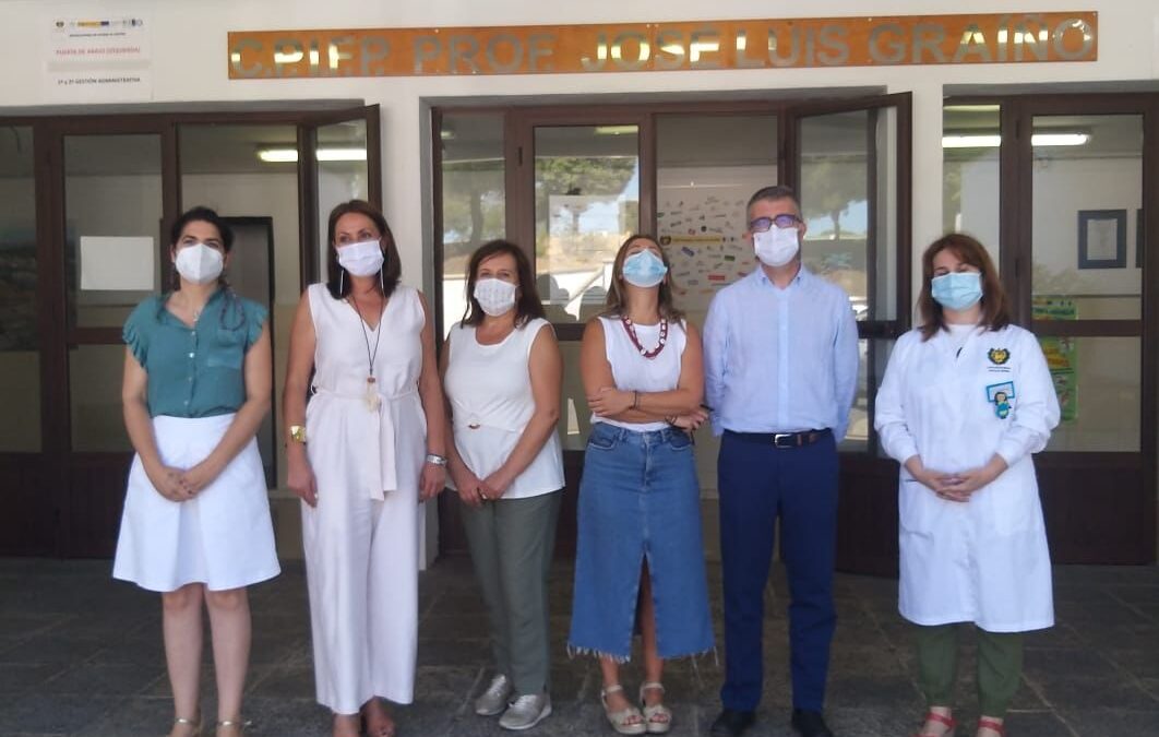 La Delegada Territorial de Educación y Deporte en Huelva, Dª Estela Villalba, ha visitado el CPIFP Profesor José Luis Graiño en la mañana de hoy, 24 de junio