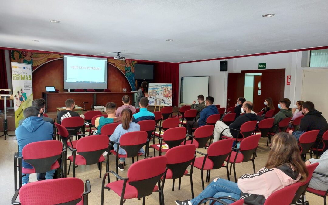 Nuestro alumnado de 1º de Química Industrial asiste a una charla en el centro del campus de la energía de CEPSA