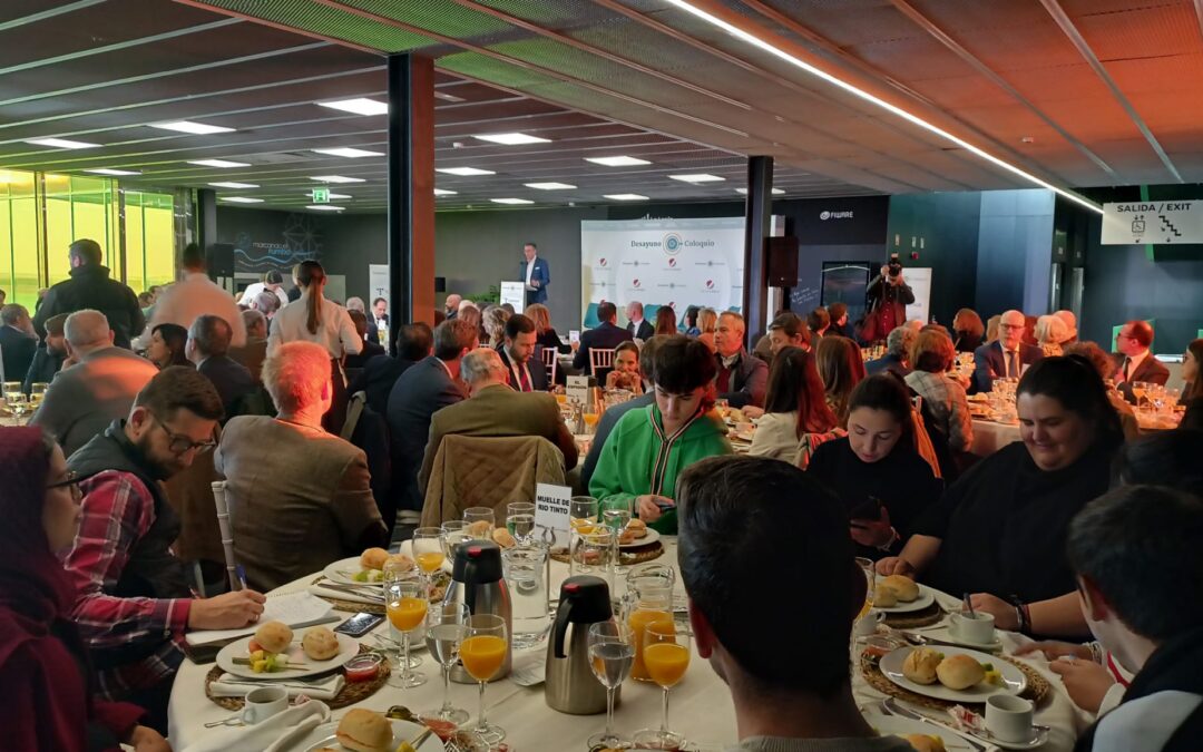 Nuestro alumnado de 2º de Gestión Administrativa asistió el pasado viernes a un desayuno-coloquio sobre Economía Azul