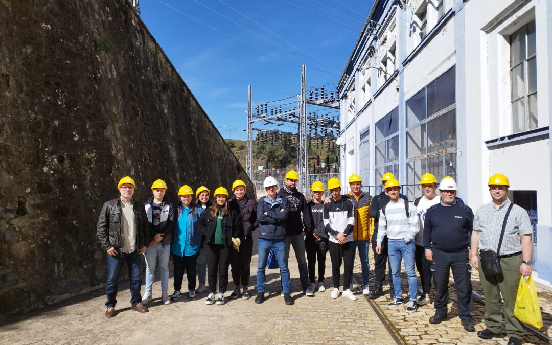 El alumnado del Grado Superior de Mantenimiento Electrónico, Edificación y Sistemas de Comunicación e Informática han realizado una visita a la Central Hidroeléctrica de Cala